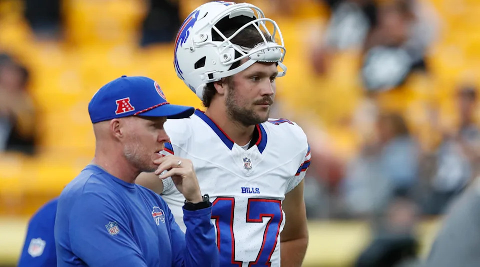 Buffalo Bills head coach Sean McDermott and quarterback Josh Allen (17)© Gregory Fisher-Imagn Images