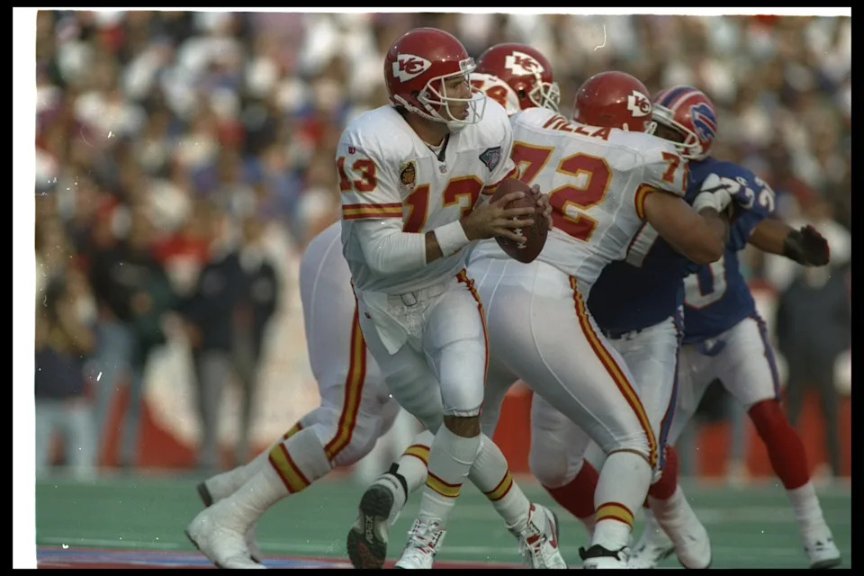30 Oct 1994: Quarterback Steve Bono of the Kansas City Chiefs looks to pass the ball during a game against the Buffalo Bills at Rich Stadium in Orchard Park, New York. The Bills won the game, 44-10. Mandatory Credit: Rick Stewart /Allsport