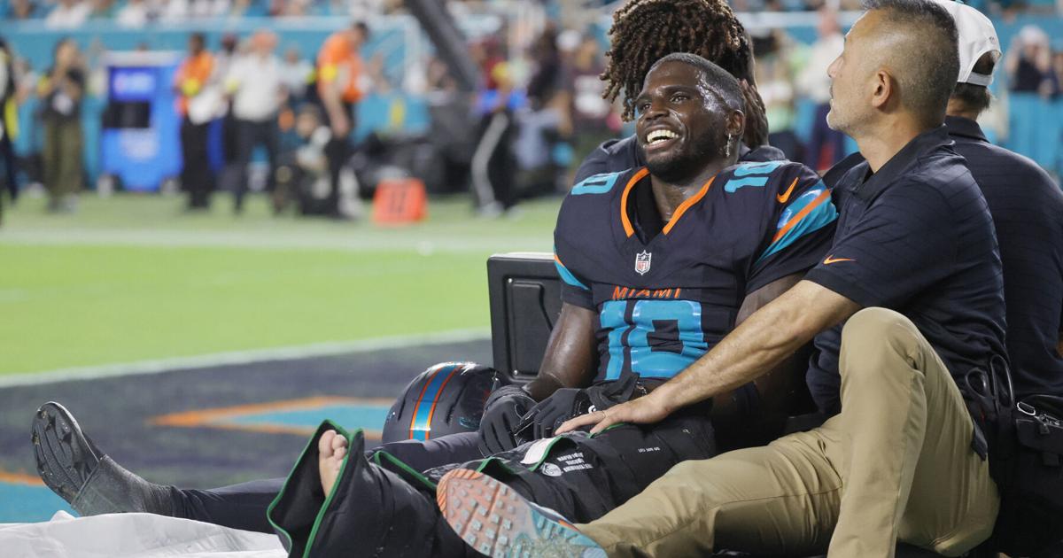 Dolphins WR Tyreek Hill surprises teammates with visit during team meeting | Sports