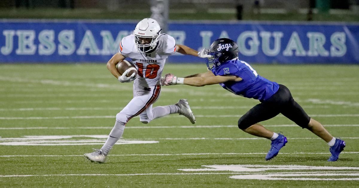 HIGH SCHOOL FOOTBALL: Eagles rally on the road for big district win | Sports