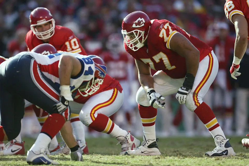 KANSAS CITY, MO - NOVEMBER 17: Tackle Willie Roaf #77 of the Kansas City Chiefs prepares for the snap during the NFL game against the Buffalo Bills at Arrowhead Stadium on November 17, 2002 in Kansas City, Missouri. The Chiefs defeated the Bills 17-16. (Photo by Brian Bahr/Getty Images)