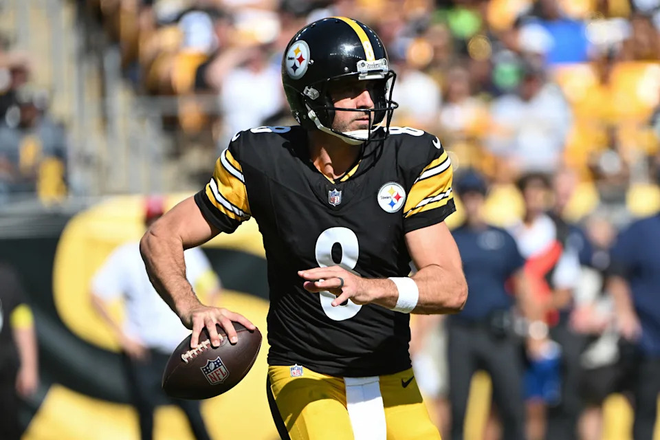 Pittsburgh Steelers quarterback Aaron Rodgers (8) looks to pass against the Seattle Seahawks at Acrisure Stadium.