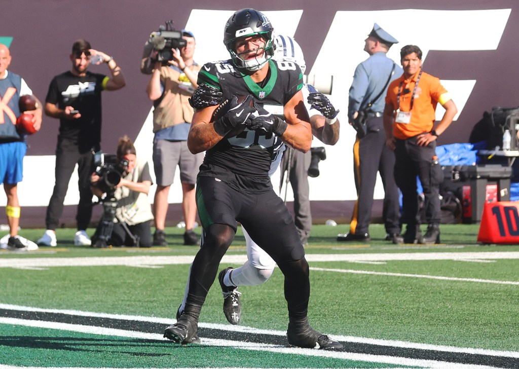 Mason Taylor catches a touchdown pass during the Jets-Cowboys game on Oct. 5, 2025. 