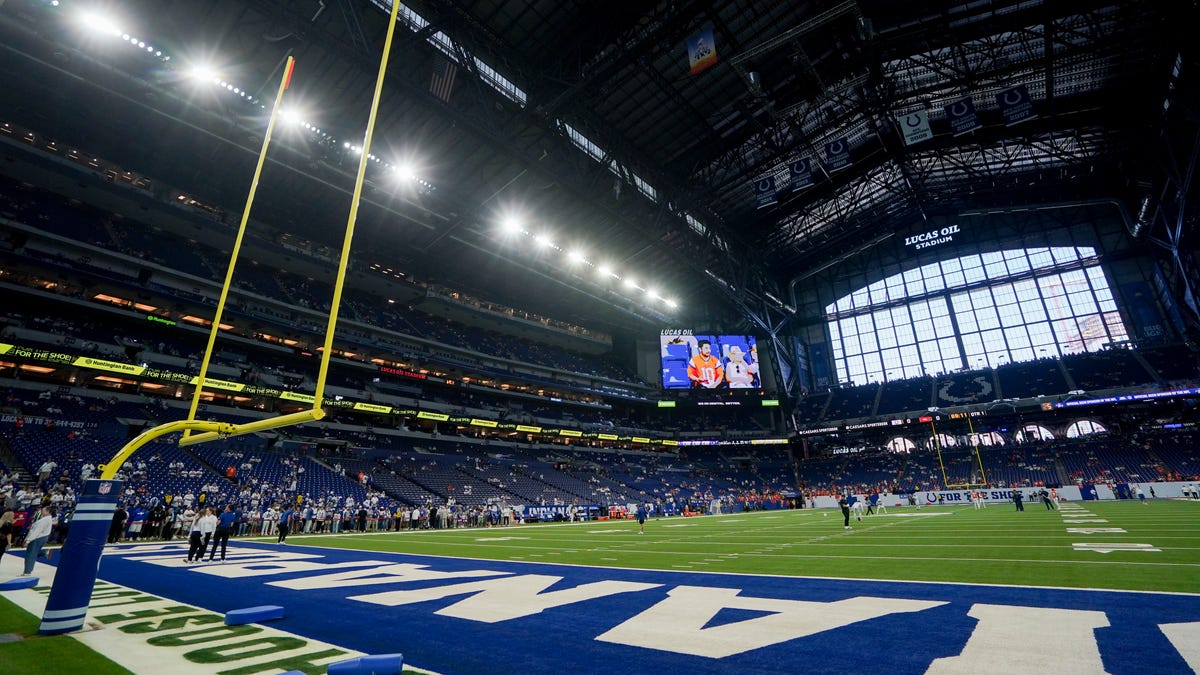 Lucas Oil Stadium roof closed for Colts vs Raiders; Indianapolis weather