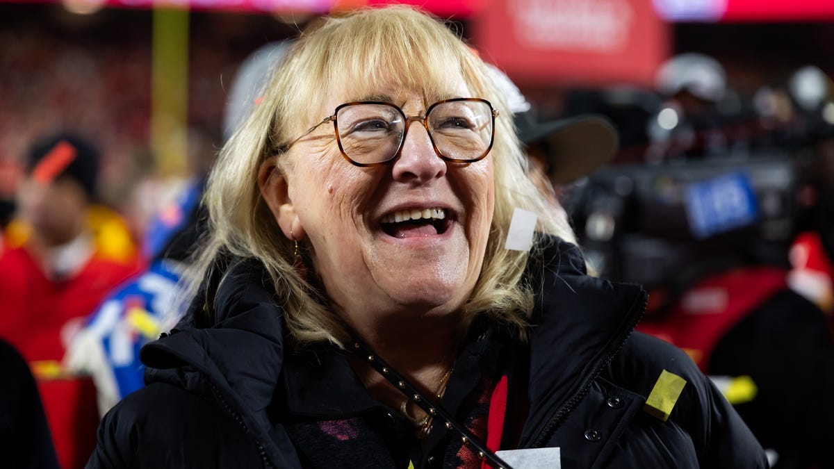 Donna Kelce, Andrea Swift, Randi Mahomes enjoy dinner outing