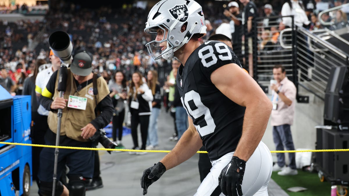 Raiders TE Brock Bowers' status vs. Colts up in air