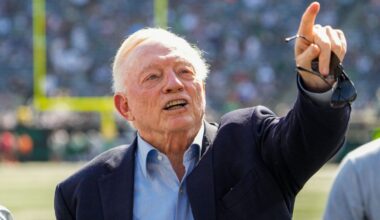 Jerry Jones flips off Jets fans during Cowboys' Week 5 win