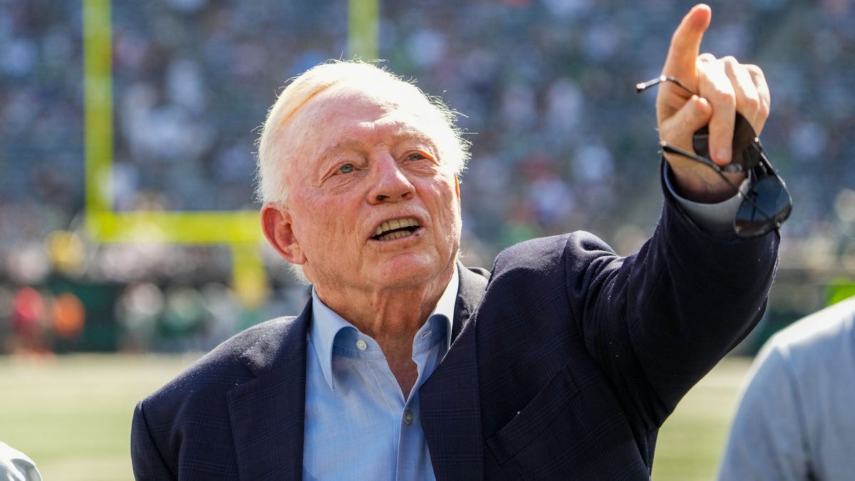 Jerry Jones flips off Jets fans during Cowboys' Week 5 win