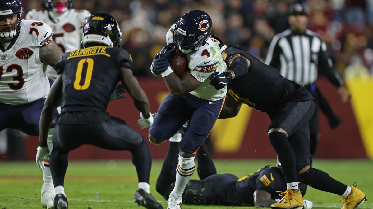 NFL world reacts to terrible officiating in Bears-Commanders