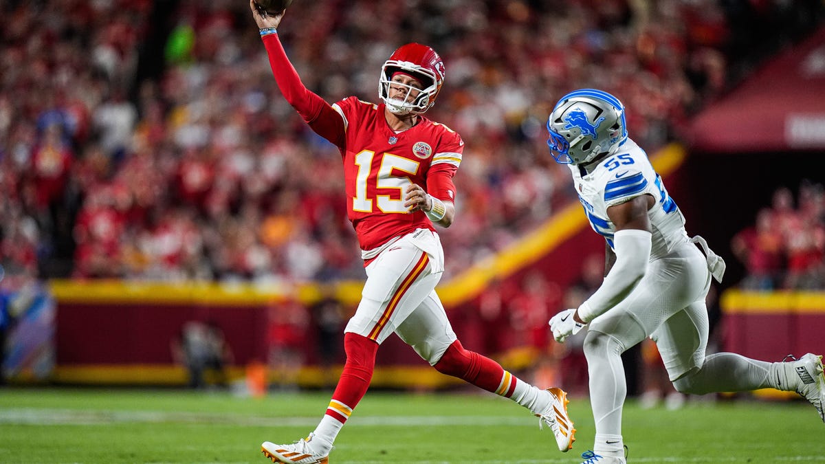 Raiders at Chiefs odds, picks and predictions