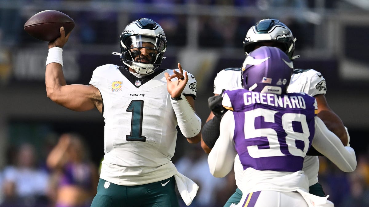 Hurts jump-starts Eagles in win over Vikings; Bears take fourth straight