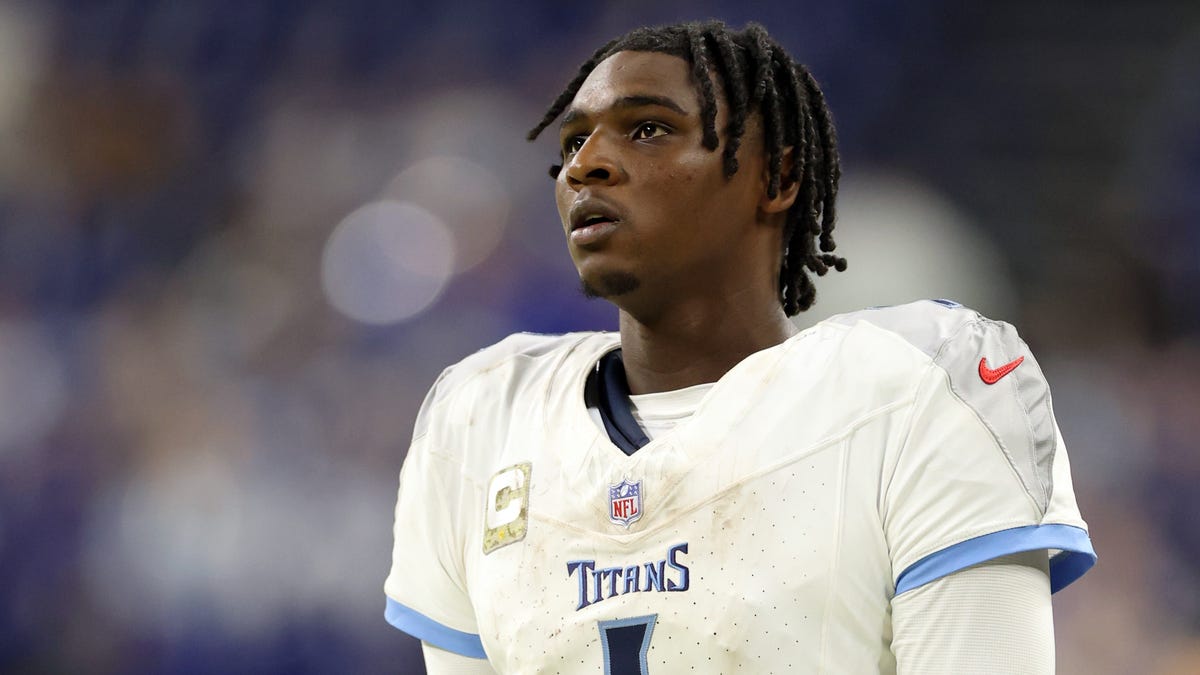 Cam Ward explains clip of Titans QB reacting to Mike McCoy's call