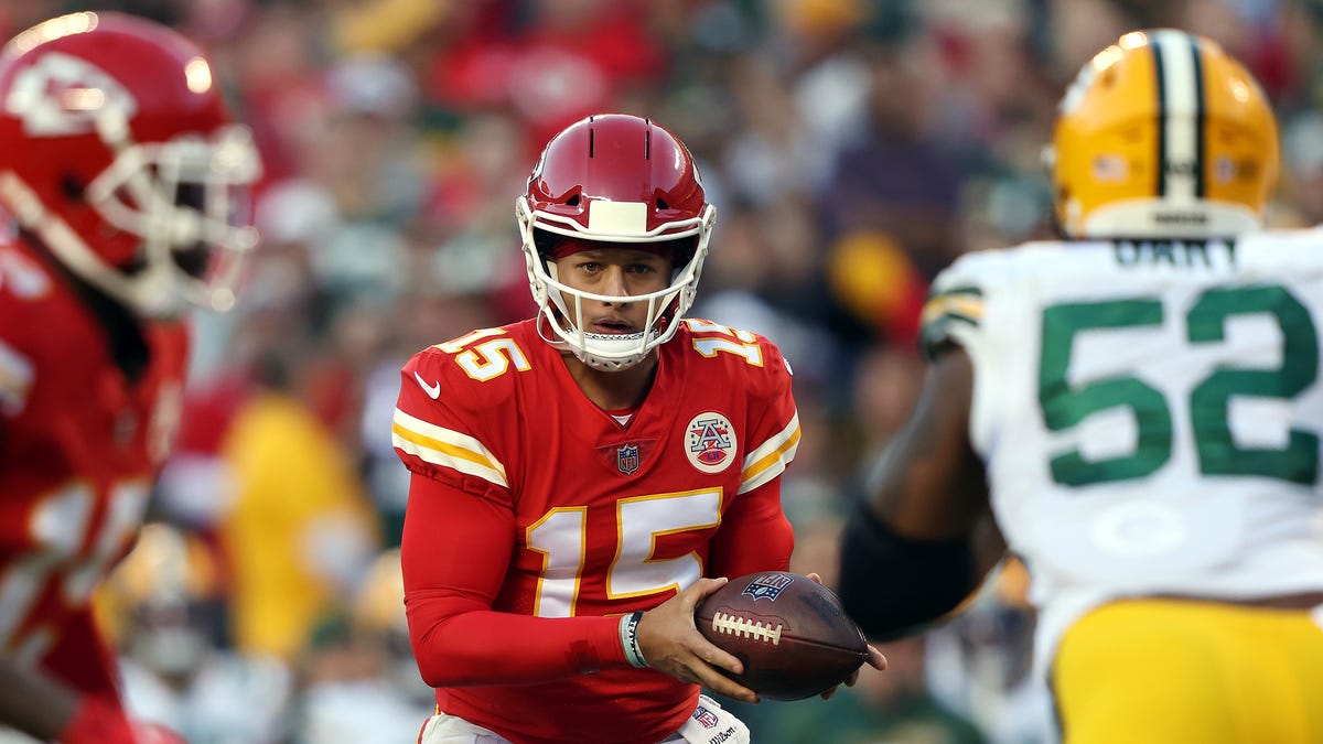 Chiefs hold firm despite Packers' push
