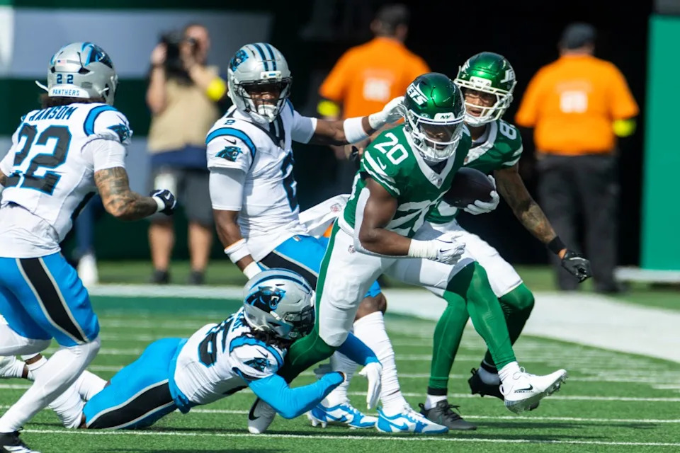 Breece Hall #20 of the New York Jets runs the ball and breaks away from Chau Smith-Wade #26 of the Carolina Panthers during the first quarter at MetLife Stadium, Sunday, Oct. 19, 2025, in East Rutherford, NJ. for the NY POST