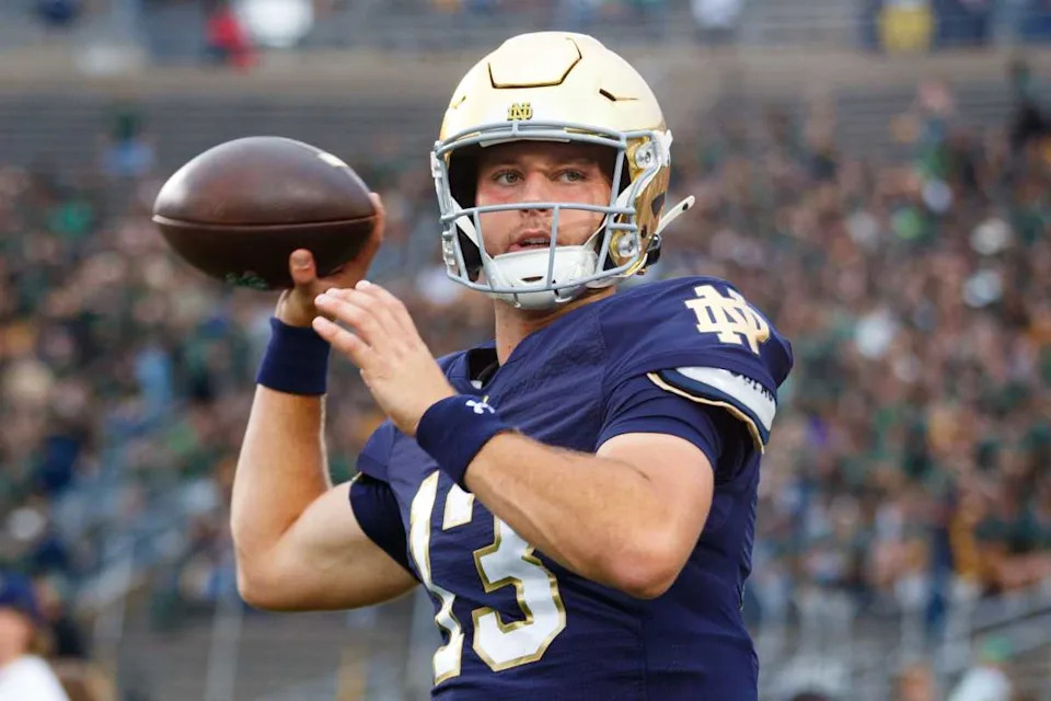 Notre Dame quarterback CJ Carr (13) warms up before a NCAA football game against Texas A&M at Notre Dame Stadium on Saturday, Sept. 13, 2025, in South Bend© MICHAEL CLUBB&sol;SOUTH BEND TRIBUNE &sol; USA TODAY NETWORK via Imagn Images