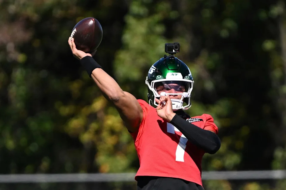 Jets quarterback Justin Fields (7) throws at practice in Florham Park, NJ. Bill Kostroun/New York Post
