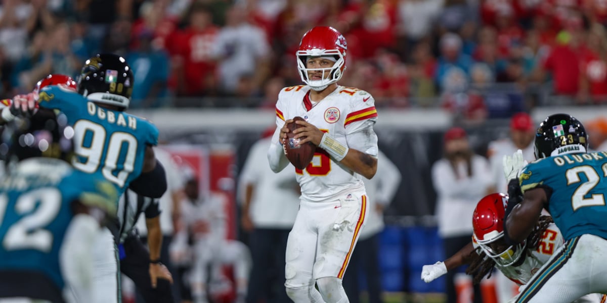 Mahomes passes for over 300 yards in Chiefs’ loss