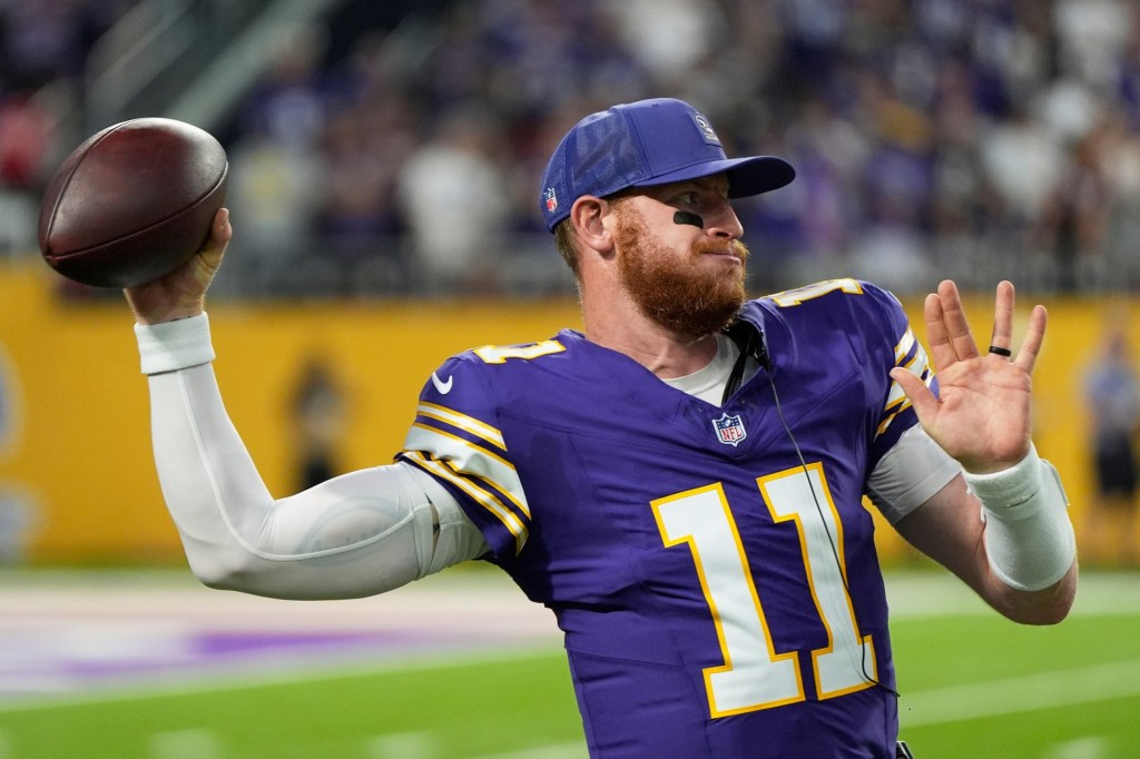 Familiar faces, high stakes for Eagles in Minnesota