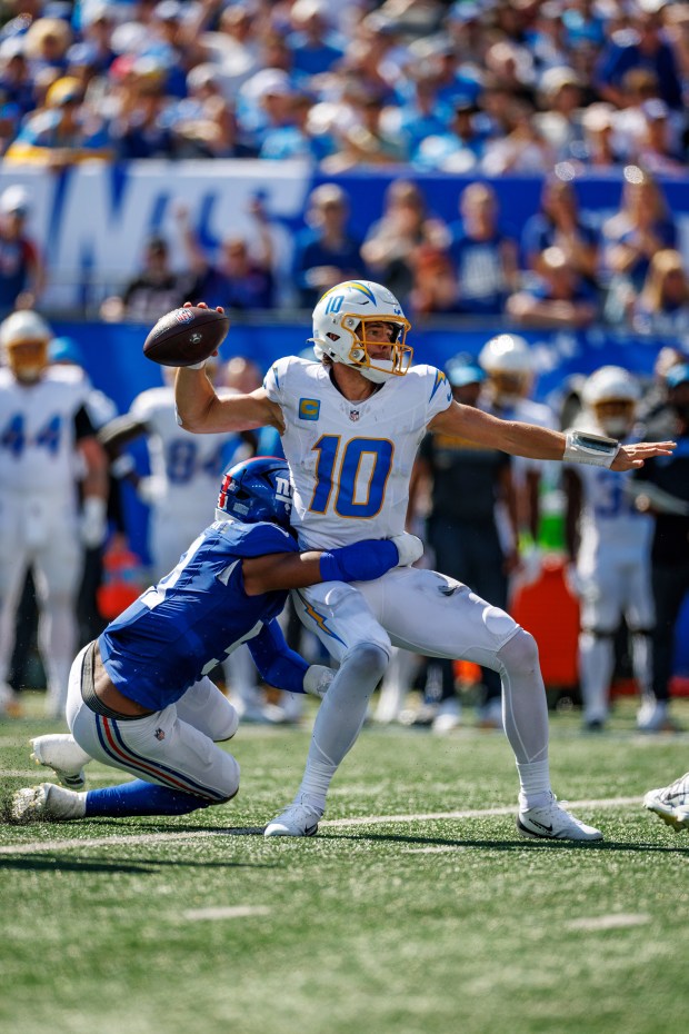 Giants linebacker Abdul Carter (51) puts pressure on Los Angeles Chargers quarterback Justin Herbert.