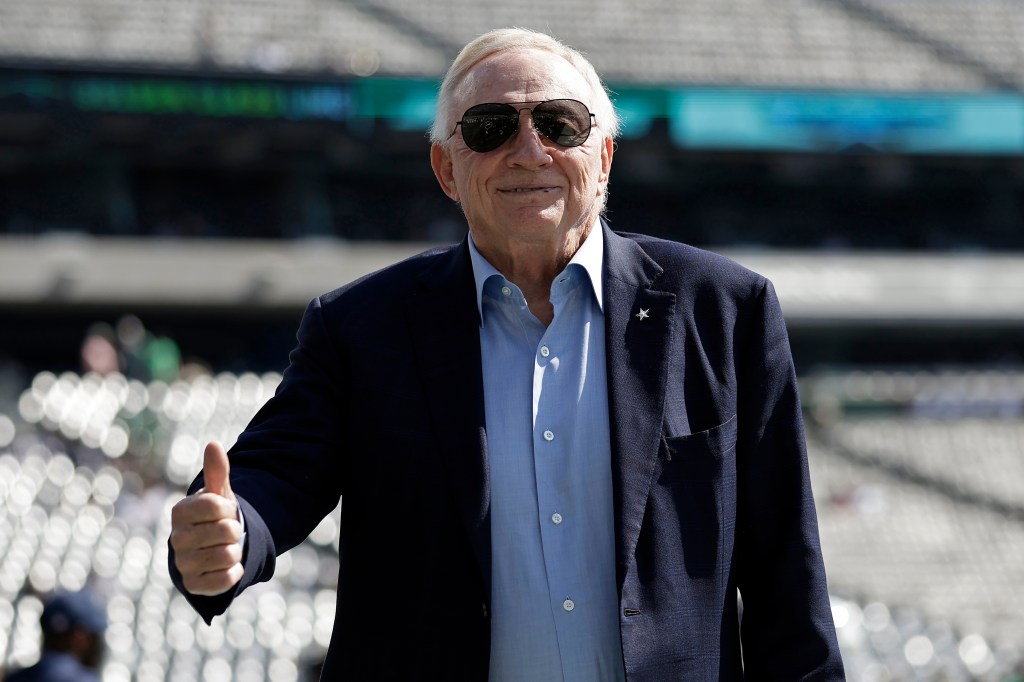 Jerry Jones fined $250K for giving middle finger at Jets game