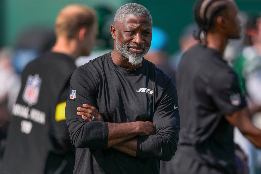 Jets' Aaron Glenn not ready to name starting QB vs. Bengals