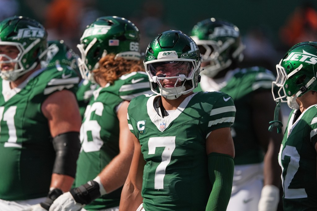 Jets QB Justin Fields will start against Bengals: source