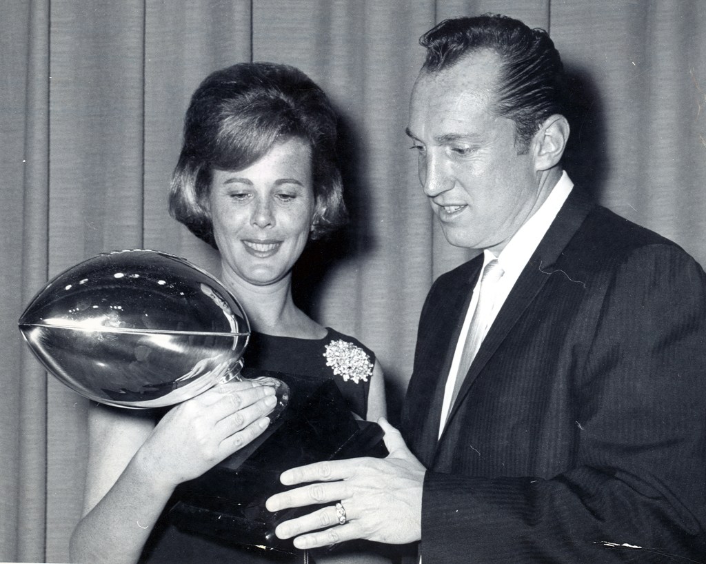 Carol Davis, Raiders co-owner, dead at 93