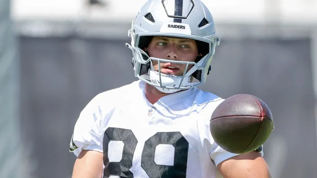 Brock Bowers #89 of the Las Vegas Raiders.