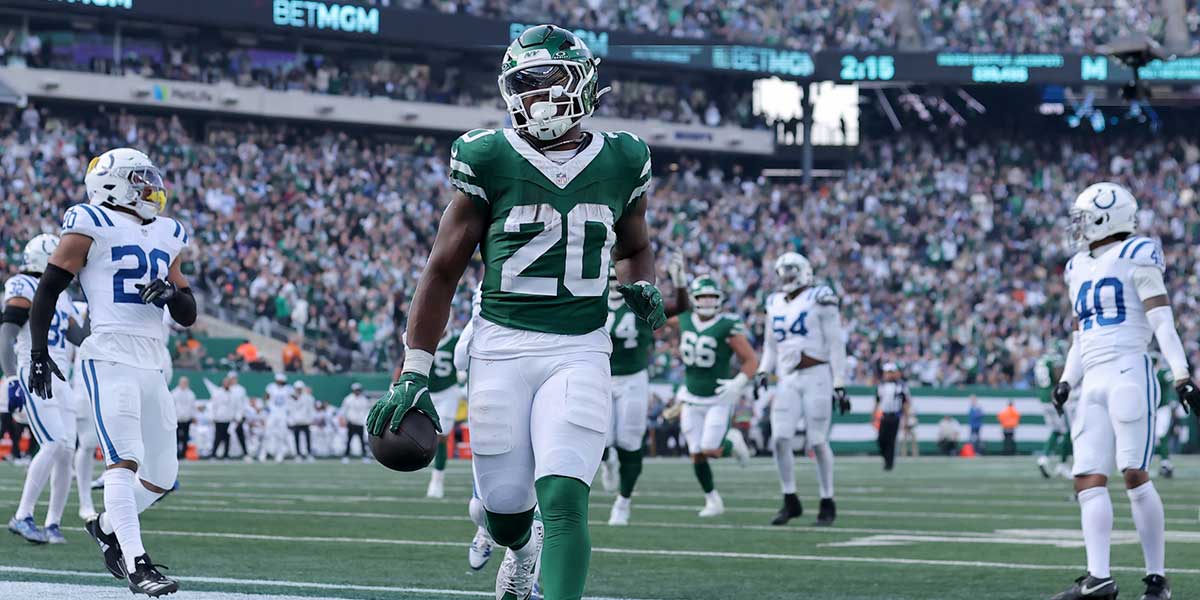 Nov 17, 2024; East Rutherford, New Jersey, USA; New York Jets running back Breece Hall (20) runs for a touchdown against the Indianapolis Colts during the second quarter at MetLife Stadium.