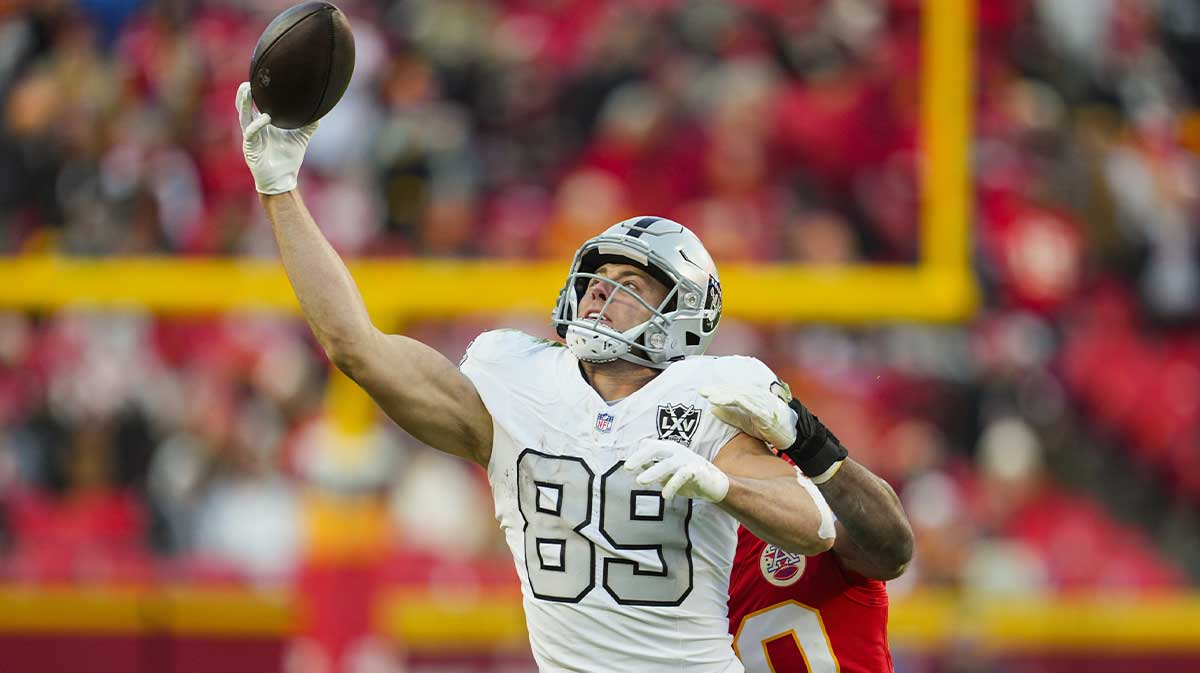 Las Vegas Raiders tight end Brock Bowers (89) is unable to make a catch against Kansas City Chiefs safety Justin Reid (20) during the second half at GEHA Field at Arrowhead Stadium. 