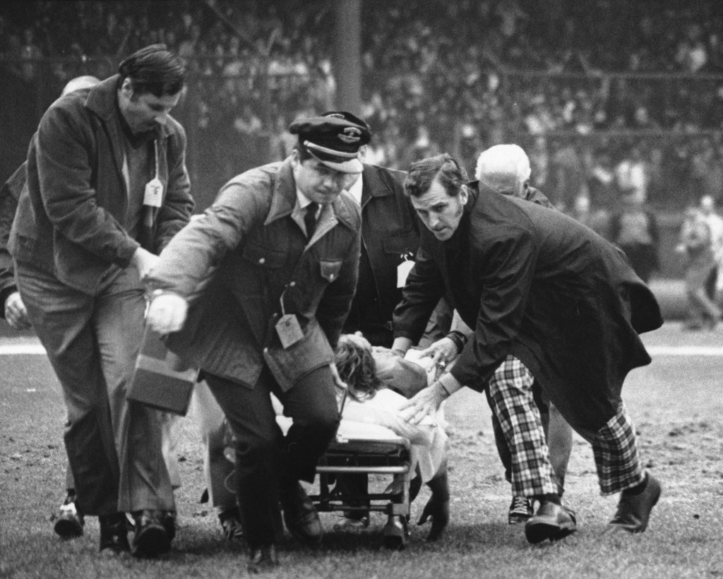 Lions' Chuck Hughes collapses vs. Bears