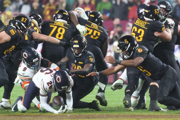 Bears cornerback Nahshon Wright (26) recovers a Commanders fumble in...