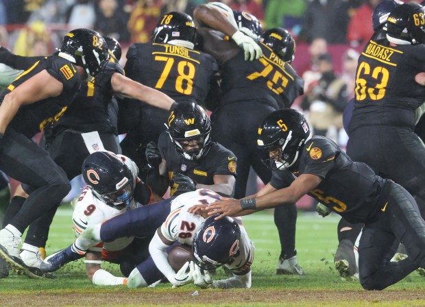Bears cornerback Nahshon Wright (26) recovers a Commanders fumble in...