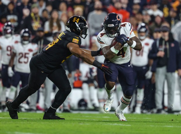 Chicago Bears running back D'Andre Swift (4) runs the ball...