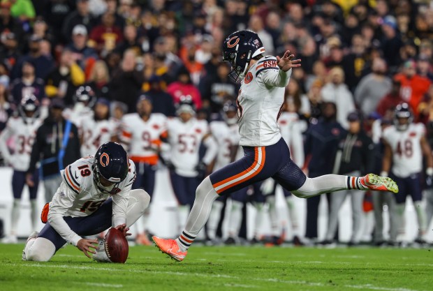 Chicago Bears kicker Jake Moody makes a field goal against...