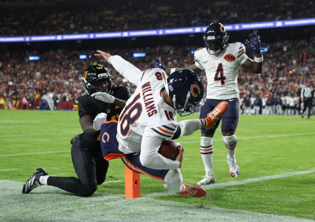 Bears quarterback Caleb Williams beats Commanders safety Quan Martin to...