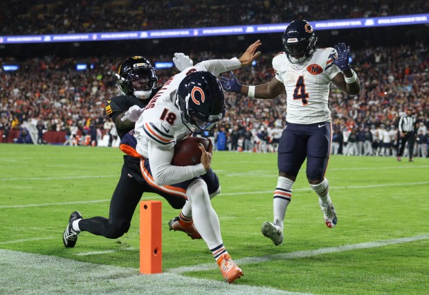 Chicago Bears quarterback Caleb Williams (18) beats Washington Commanders safety...