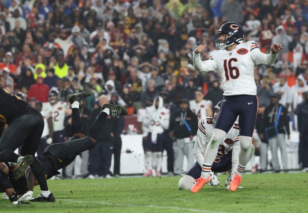 Chicago Bears kicker Jake Moody makes the game-winning field goal...