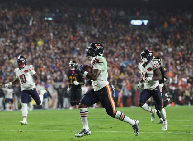 Chicago Bears running back D'Andre Swift (4) makes a reception...