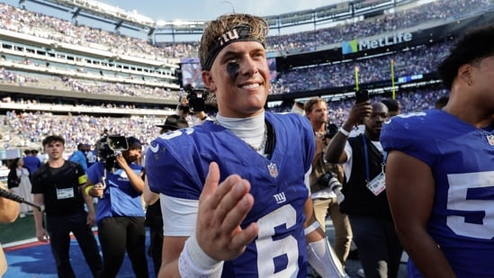 In a surprising victory, the Giants defeated the Eagles 34–17 with rookie QB Jaxson Dart excelling in his third start.(AP)