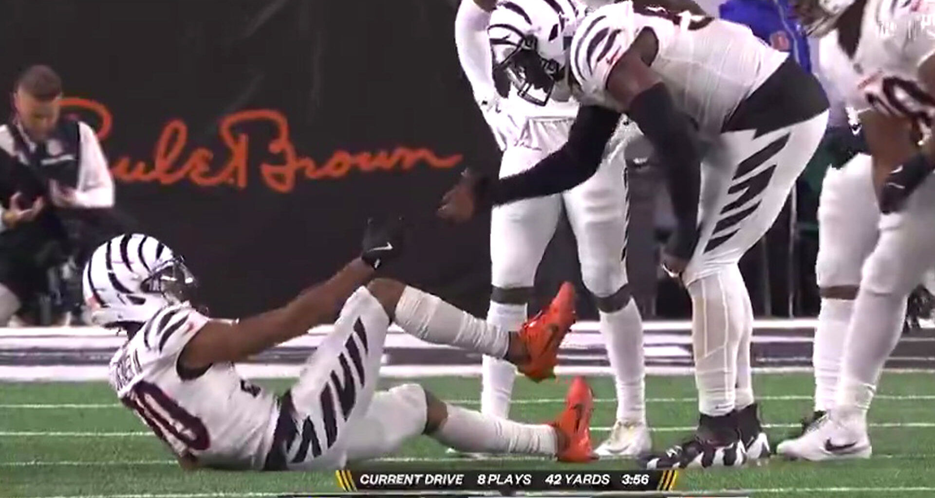 DJ Turner pulls off secret handshake with Cincinnati Bengals teammate while injured