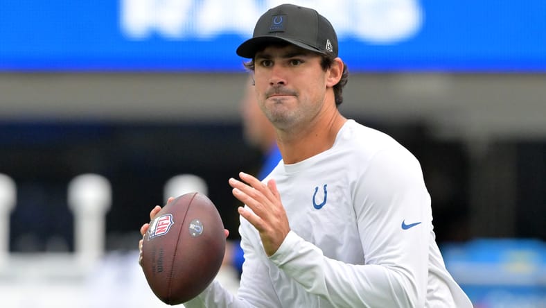 Ex-Vikings QB Daniel Jones warms up before facing the Rams.