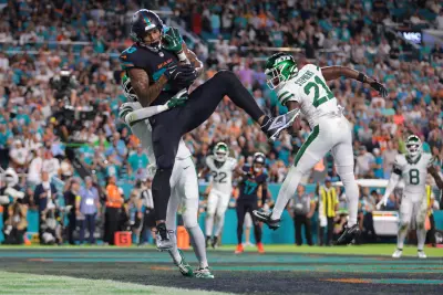 Sep 29, 2025; Miami Gardens, Florida, USA; Miami Dolphins tight end Darren Waller (83) makes a touchdown catch against New York Jets cornerback Brandon Stephens (21) during the first half at Hard Rock Stadium. 