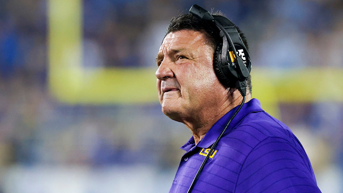  Ed Orgeron on the sideline during a college football game