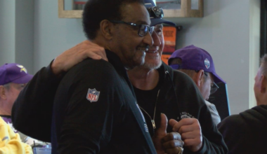 Vikings legend Chuck Foreman watches game with fans at Rochester American Legion