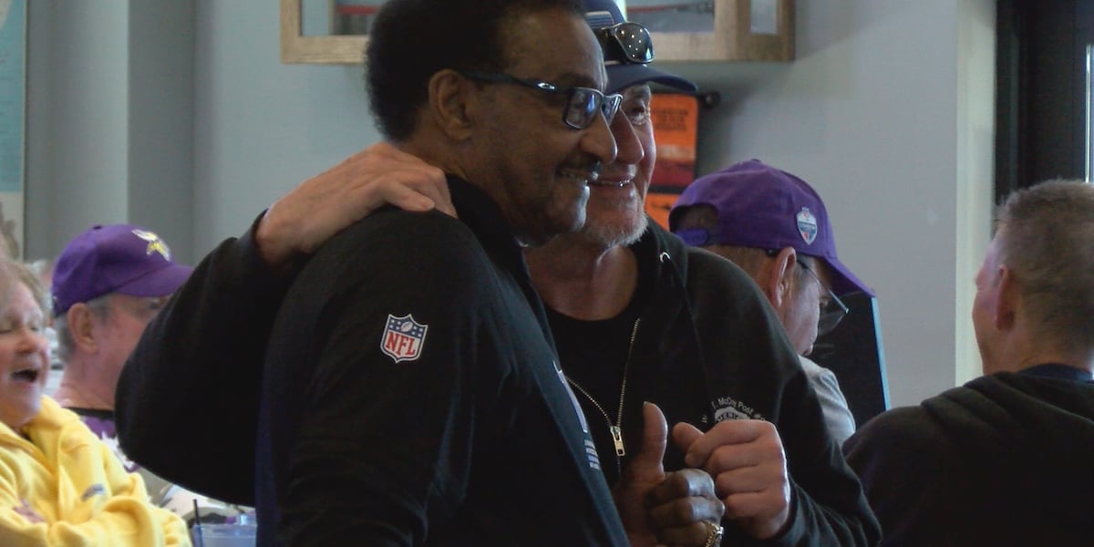Vikings legend Chuck Foreman watches game with fans at Rochester American Legion