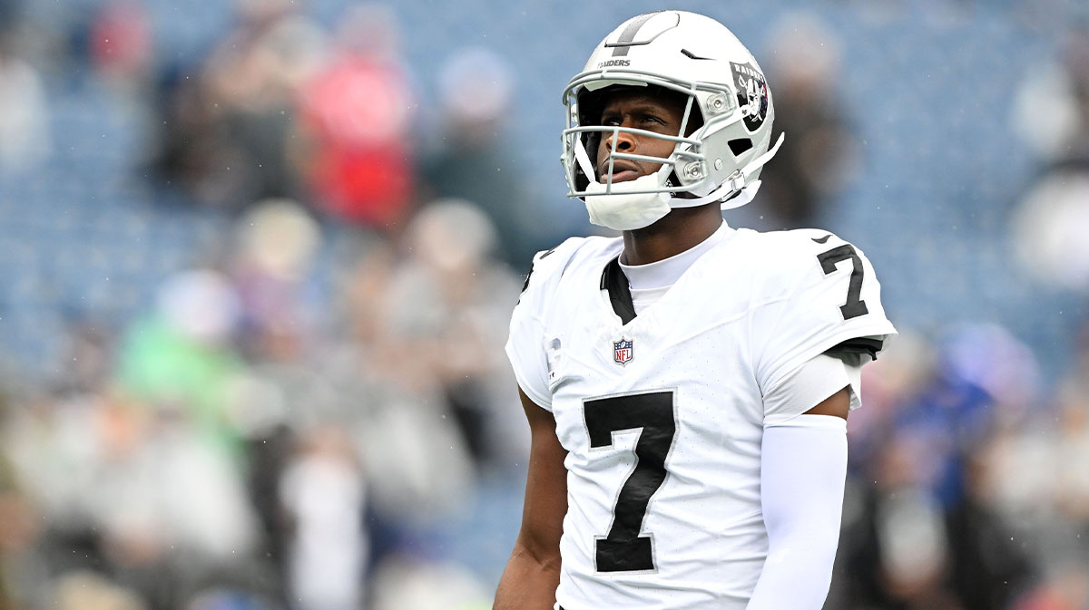 Las Vegas Raiders quarterback Geno Smith (7) practices before the game against the New England Patriots at Gillette Stadium.