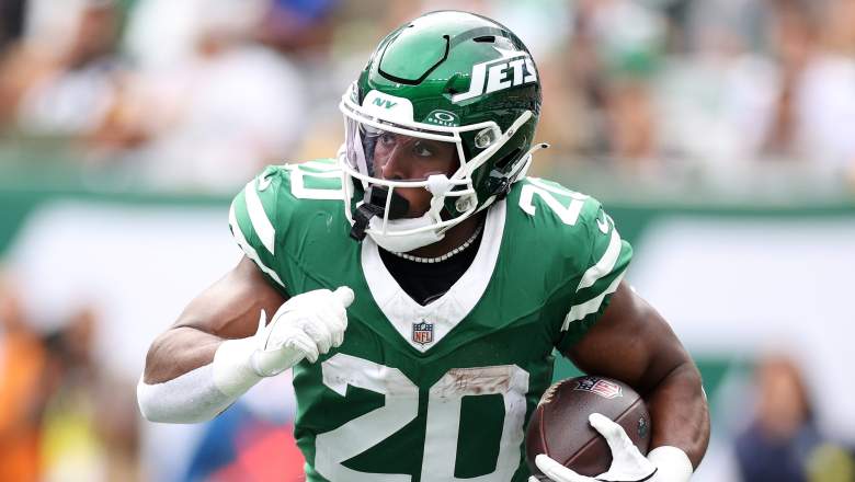 EAST RUTHERFORD, NEW JERSEY - SEPTEMBER 07: Breece Hall #20 of the New York Jets runs with the ball during the game against the Pittsburgh Steelers at MetLife Stadium on September 07, 2025 in East Rutherford, New Jersey. (Photo by Evan Bernstein/Getty Images)