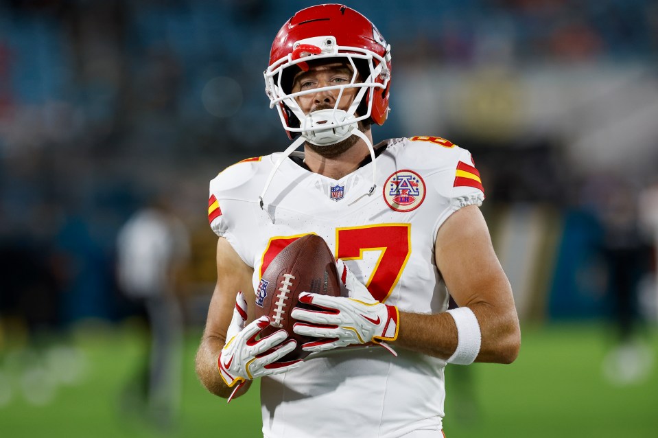 Travis Kelce (87) warms up before the game between the Kansas City Chiefs and the Jacksonville Jaguars on October 6, 2025 at EverBank Stadium