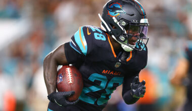 MIAMI GARDENS, FLORIDA - SEPTEMBER 29: De'von Achane #28 of the Miami Dolphins carries the ball against the New York Jets during the second half of the game at Hard Rock Stadium on September 29, 2025 in Miami Gardens, Florida.
